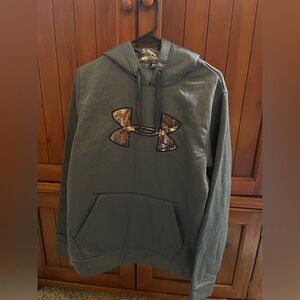 Under Armour men’s medium, loose fit hooded sweatshirt